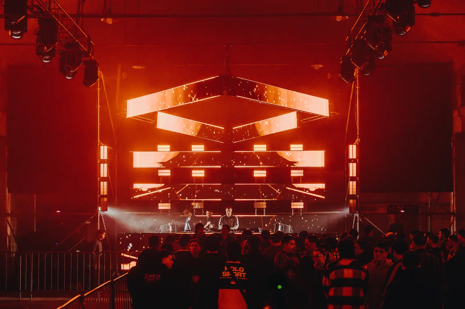 La Ex Fábrica de Portland llena de público durante Temple Gate, con el escenario iluminado en rojo