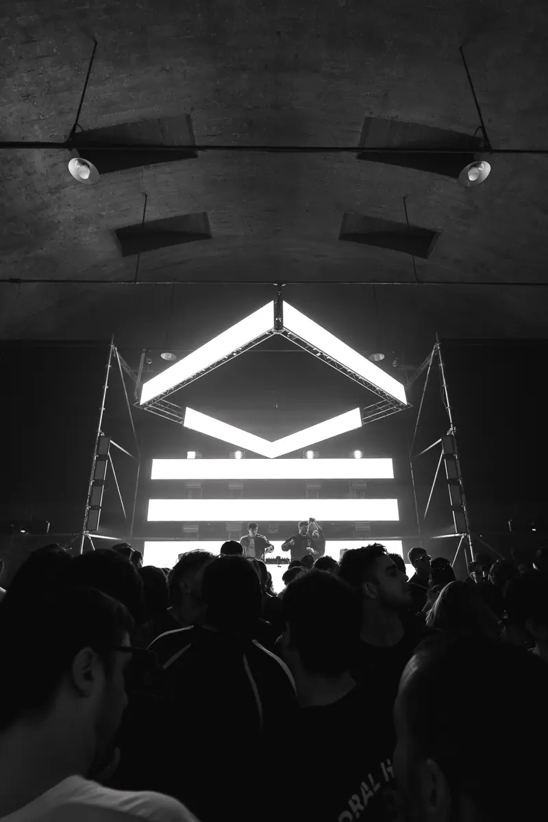 El tótem de luces del escenario en blanco y negro