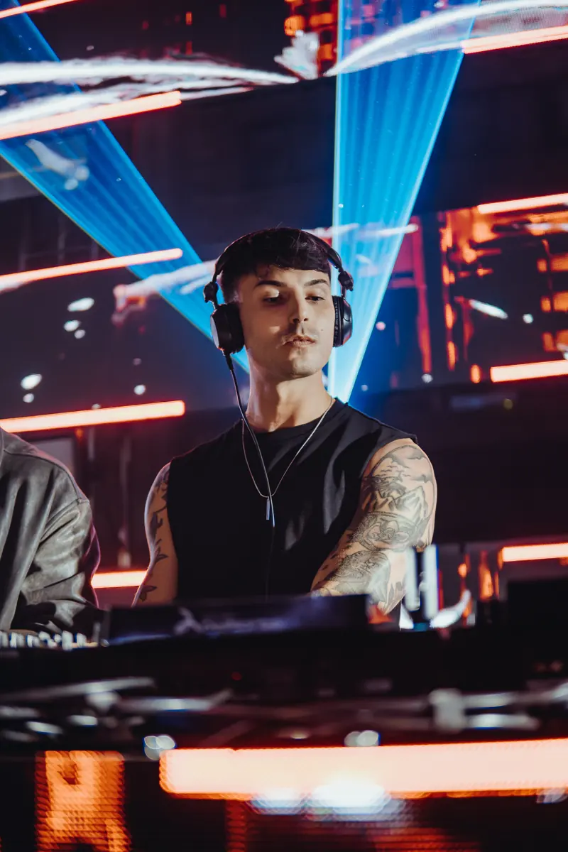 DJ en la cabina con láseres azules